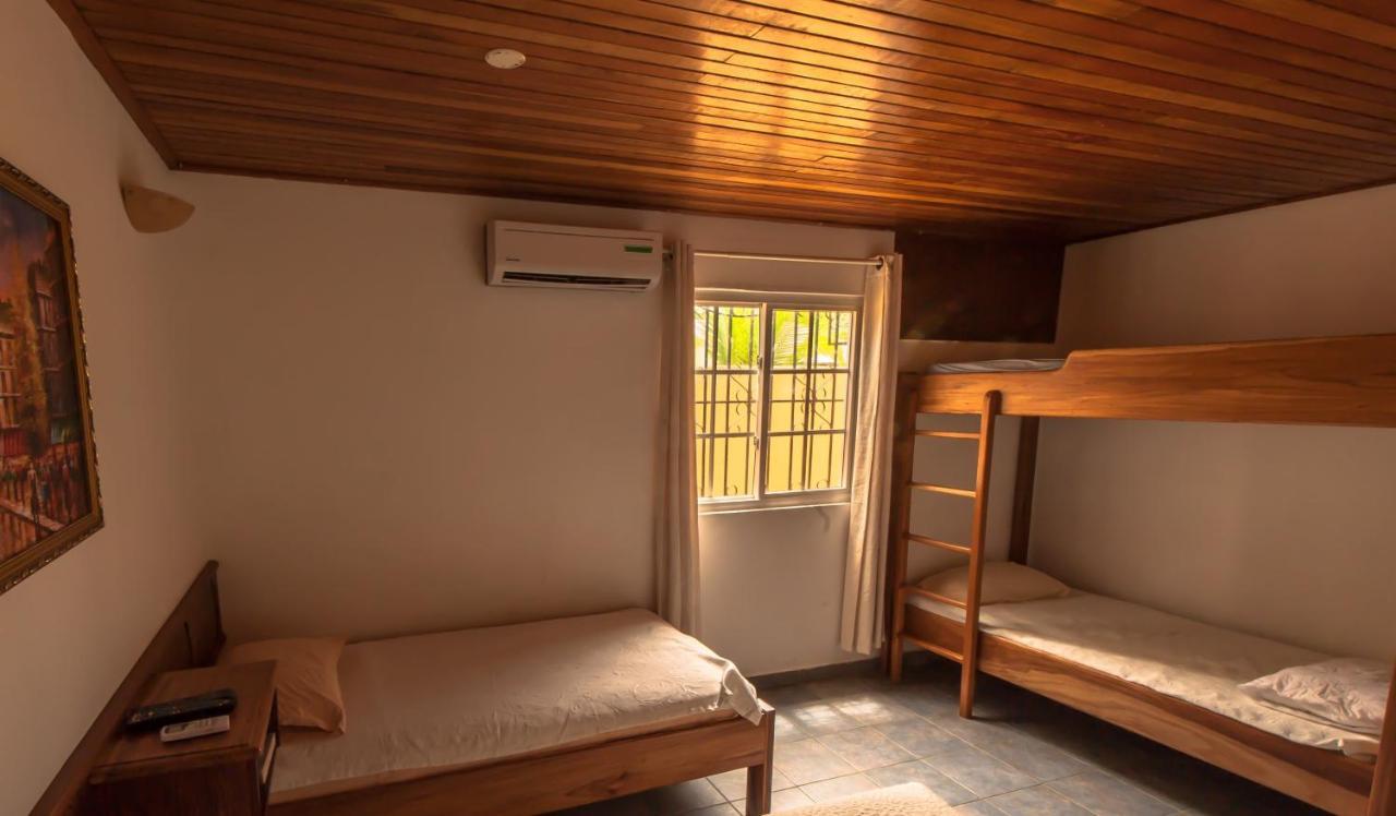Hotel Posada Los Delfines Bocas del Toro Buitenkant foto