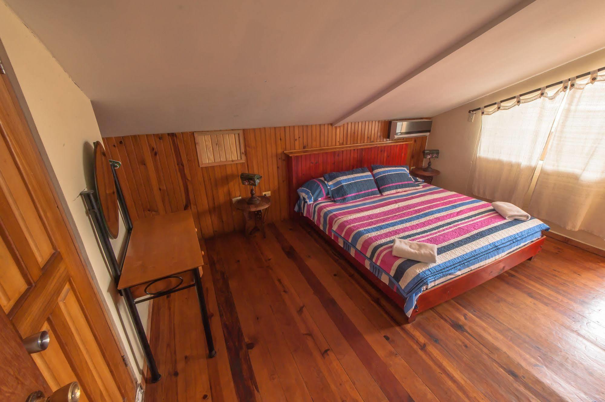 Hotel Posada Los Delfines Bocas del Toro Buitenkant foto