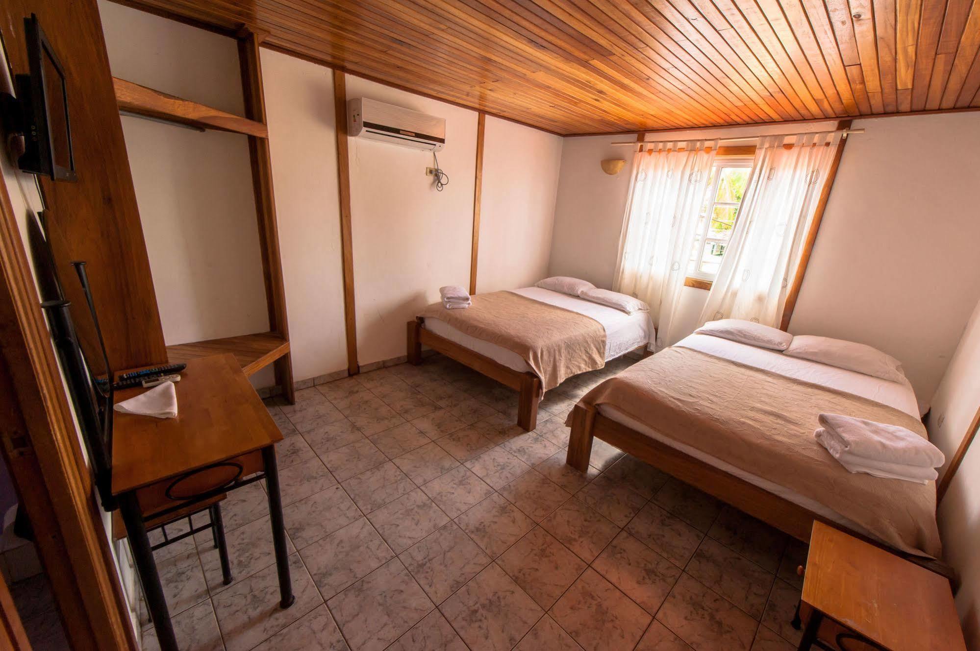 Hotel Posada Los Delfines Bocas del Toro Buitenkant foto