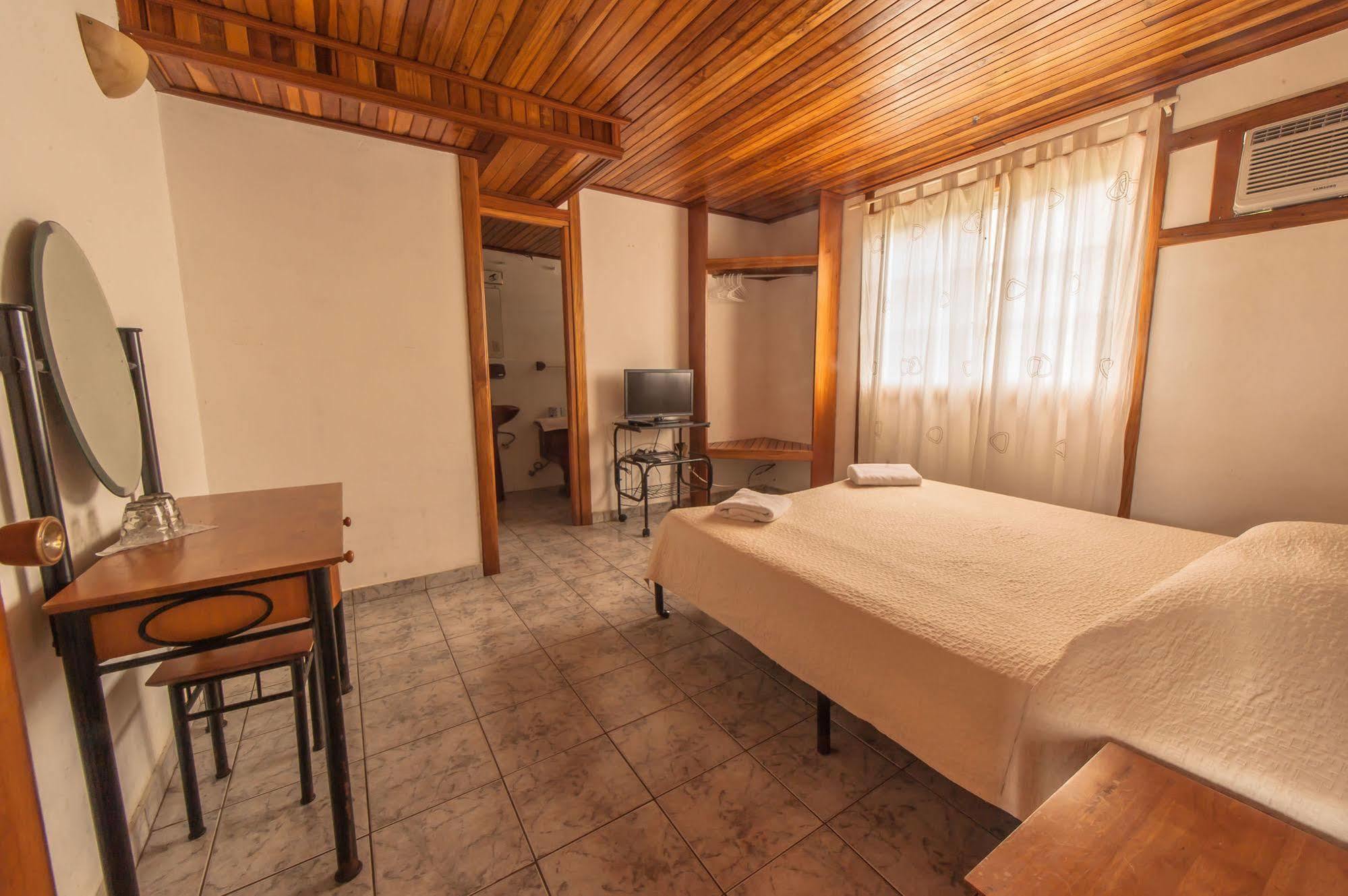 Hotel Posada Los Delfines Bocas del Toro Buitenkant foto